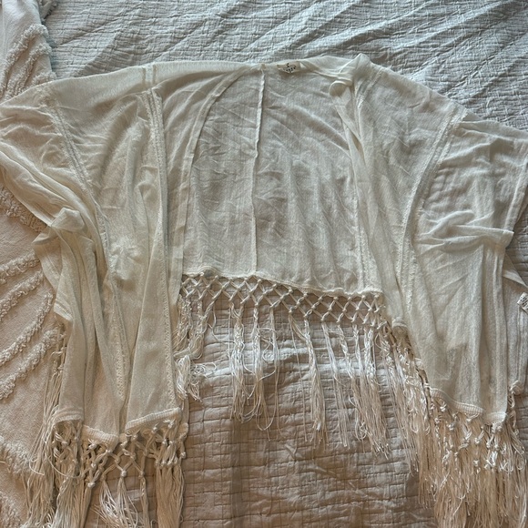 Chic White Fringe Women's Poncho - Picture 1 of 2